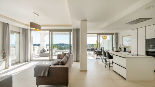 Nueva Andalucia: Elegante Residencia Ático con Vistas al Mar