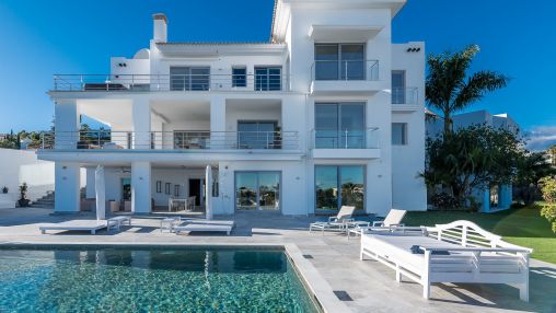 Lujo y serenidad: Villa con vistas panorámicas al mar y campo de golf privado en El Paraíso, Marbella