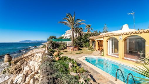 Marbesa: Villa en primera línea de playa con impresionantes vistas al mar