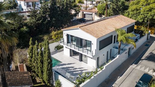 Nueva Andalucia: Modern five bedroom villa in a central location