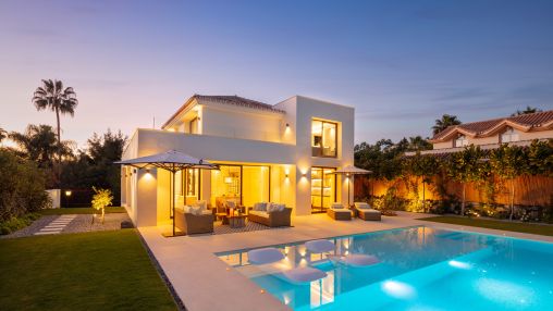 Nueva Andalucia: Modern chic villa with premium in-house amenities
