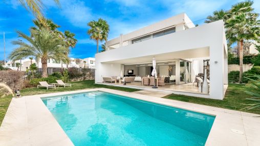 Rio Real: Turnkey modern designer villa with open views