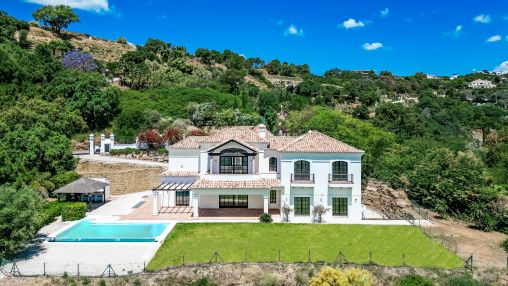 Majestuosa Villa Andaluza en Monte Mayor con Vistas Panorámicas