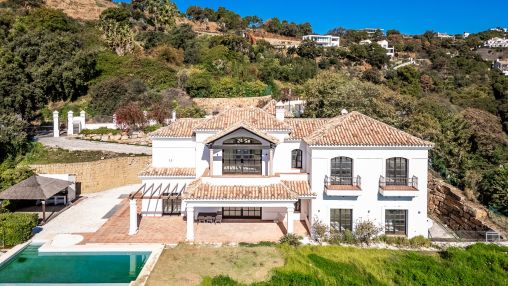 Monte Mayor: Majestic Andalusian Villa with Panoramic Views in Monte Mayor, Marbella!