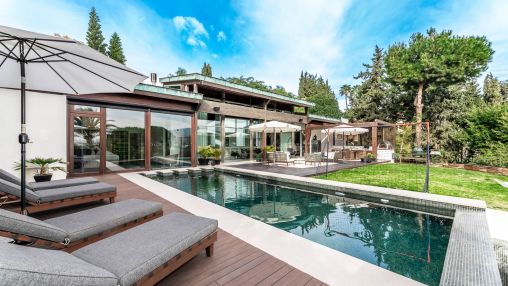 Bright and timeless villa with sweeping panoramic views.