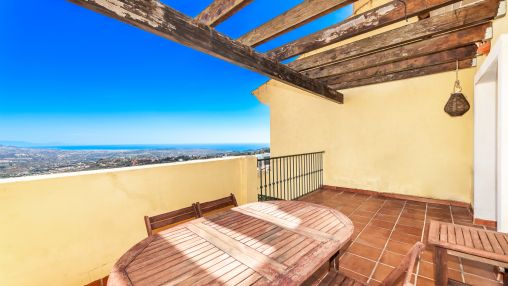 Townhouse with panoramic sea views in La Mairena