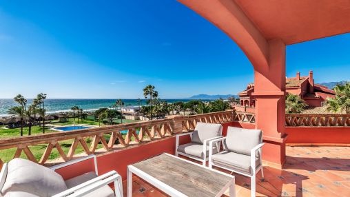 Espectacular ático en Elviria de tres dormitorios frente a la playa con vistas al mar