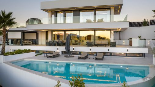 Nueva Andalucía: Moderna villa de lujo con vistas impresionantes