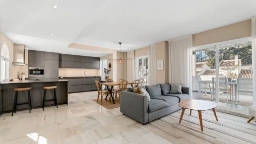 Nueva Andalucía: Exquisites 3-Schlafzimmer-Penthouse-Duplex in erstklassiger Lage