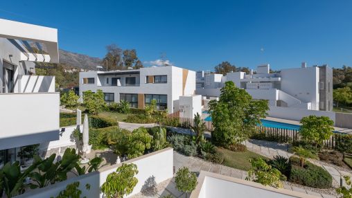 Nueva Andalucia: New Townhouse semi-detached in gated community near Puerto Banús