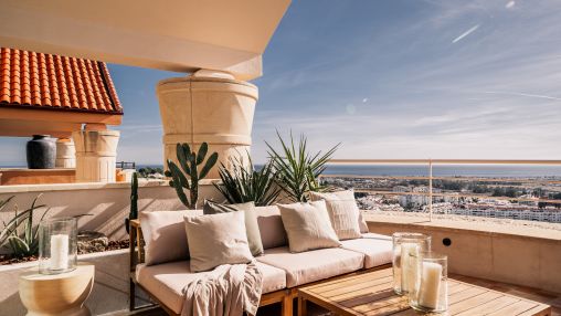 Nueva Andalucía: Modernes Maisonette-Penthouse mit spektakulärem Blick auf das Meer, den Golfplatz und die Berge