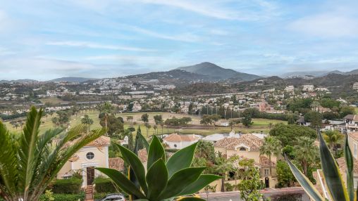 Nueva Andalucía: Apartment with golf course panoramic views
