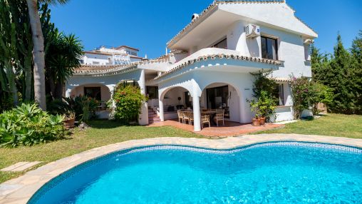 Charming villa within walking distance to Puerto Banús. Prices from €5,000 per week