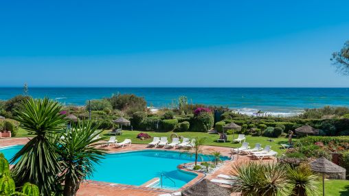 Splendid apartment on the beachfront with sea views . Price 4.000€ per week