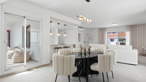 Nueva Andalucia: Neu renoviertes Luxus-Duplex-Penthouse in erstklassiger gesicherter Wohnanlage