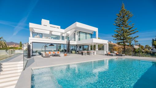 El Paraiso Alto: Villa design moderne avec vue mer panoramique, golf et montagne