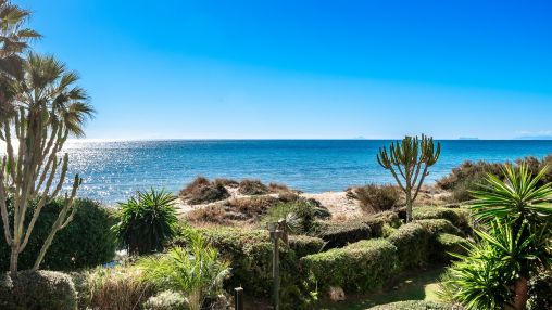 El Rosario: 3 bed frontline beach apartment