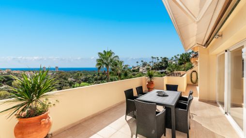Penthouse in Elviria Hills with open sea and golf views
