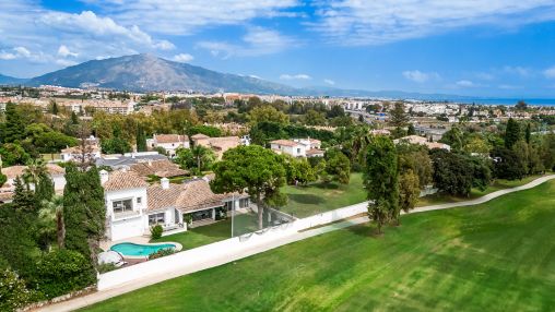 Impresionante villa en primera línea de golf en Guadalmina, a poca distancia de la playa