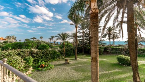 Los Monteros: Frontline beach plot with villa to reform