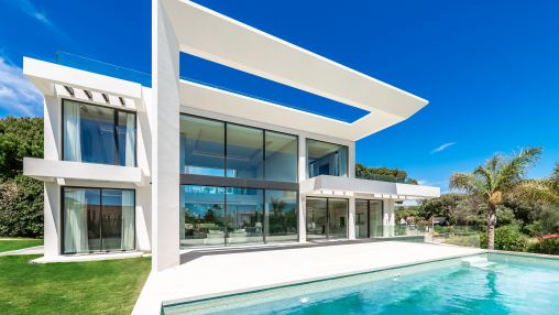 Villa Contemporánea en Elviria Playa con Vistas Panorámicas