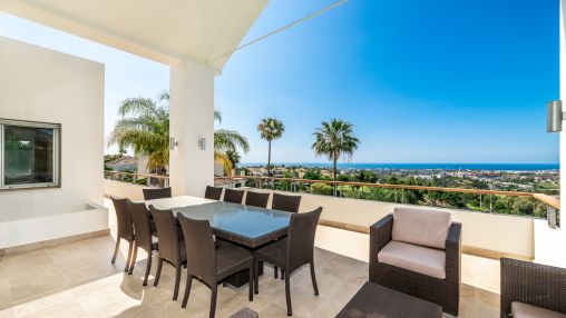 Moderne Villa in erster Golflinie in Los Arqueros mit Panoramablick auf das Meer und den Golfplatz