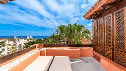 Elviria: 3 Bedroom beachside penthouse with sea views