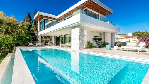 Marbesa: Villa lujosa de diseño moderno con vistas al mar y playa cerca