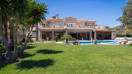 Nueva Andalucia: Prächtige Villa im andalusischen Stil mit Panoramablick