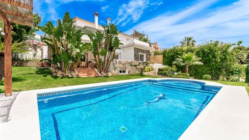 Nueva Andalucia: Modern villa in unbeatable location