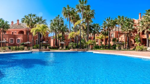 Nueva Andalucia: Duplex penthouse walking distance to the beach