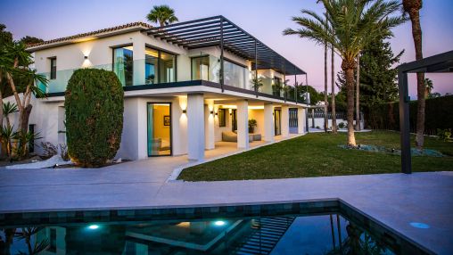 Golden Mile: Stylish Villa with sea and mountain views