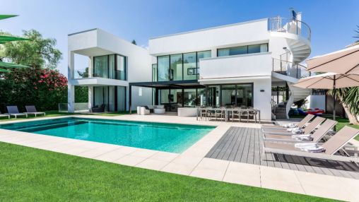 Puerto Banús: Elegant and luxurious villa 200 metres from the Beach