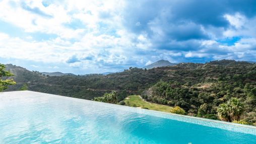 Los Arqueros: Stunning new contemporary villa with sea and golf views