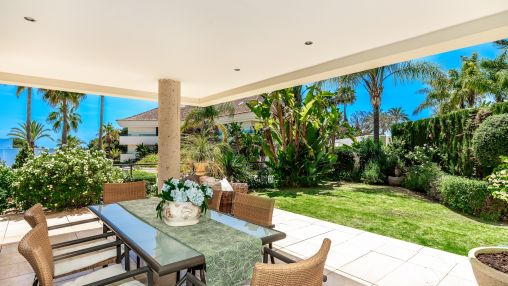 Los Monteros: Elegante apartamento lado playa en el recinto seguro, Marbella Este