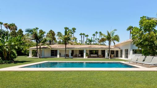 Nueva Andalucia: Elegante Villa auf großem Grundstück