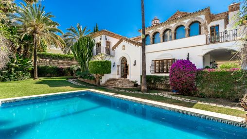 Villa en Sierra Blanca: iluminación de portón de entrada con tiras