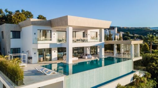 El Paraiso Alto: Lujosa villa moderna, vistas panorámicas al mar