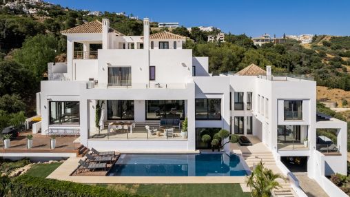 Moderne Villa in Los Altos de Los Monteros mit Panoramablick aufs Meer