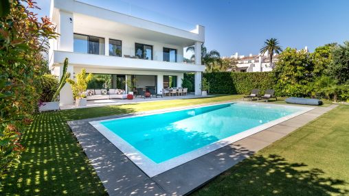Brand new fabulous modern villa in Puerto Banús. Price from €19,000 per week