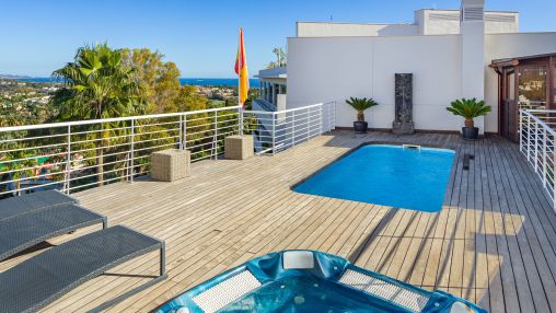 Duplex-Penthouse in Nueva Andalucía mit Dachpool und atemberaubenden Panoramablick