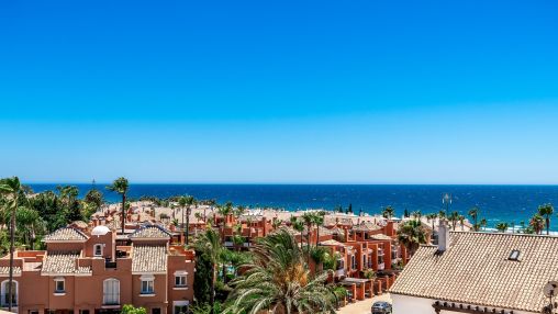 Ático de 4 dormitorios con vistas al mar en Bahía de Marbella