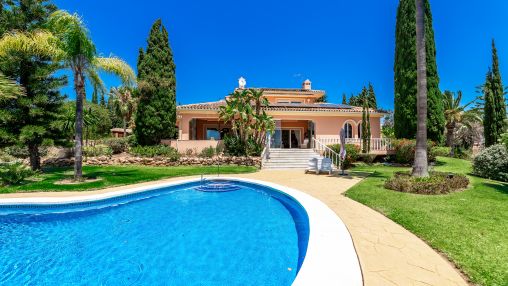 Traditionelle Andalusisches Villa auf großem Grundstück mit Meerblick