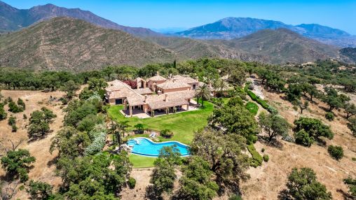 Atemberaubende Andalusische Villa mit Meerblick in Altos de Elviria