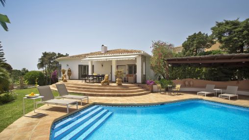 Villa junto a la playa en Marbesa, Marbella con diseño espacioso e ideal para familias