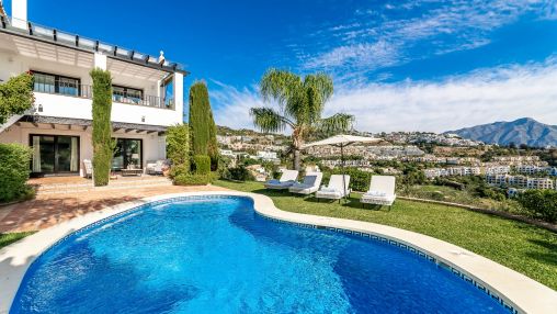 Luxusvilla im andalusischen Stil mit Meerblick