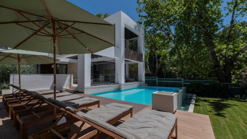 Lujosa villa de 5 dormitorios situada en La Fuente, un idílico oasis verde en la Milla de Oro de Marbella.