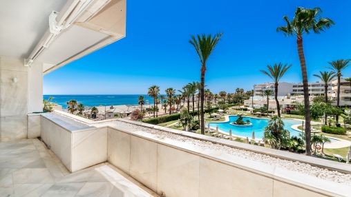Stunning beachfront apartment in Puerto Banús with incredible sea views