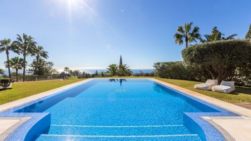Villa Estilo Ibiza en Hacienda Las Chapas con Jardín Tropical