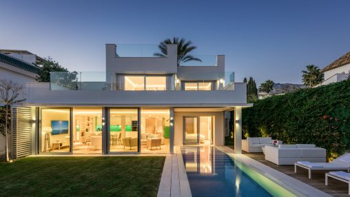 Modern Villa 2nd Line Beach in Puente Romano